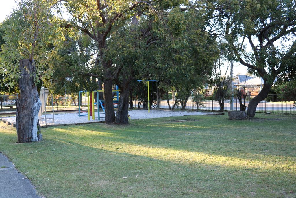 Acclaim Kingsway Tourist Park 호텔 Madeley 외부 사진